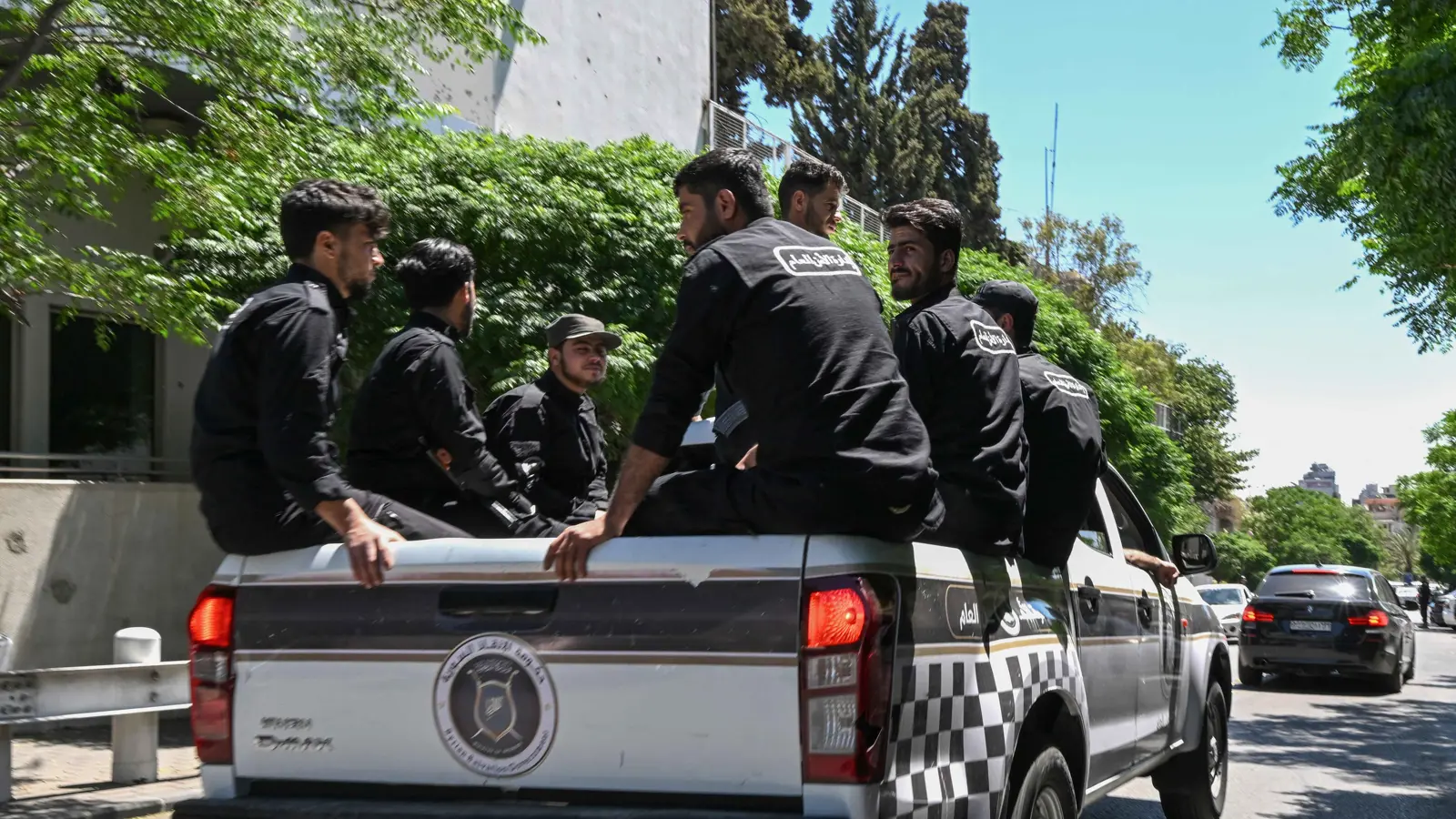 تحركات عسكرية "غامضة" من ريف حماة إلى الساحل السوري