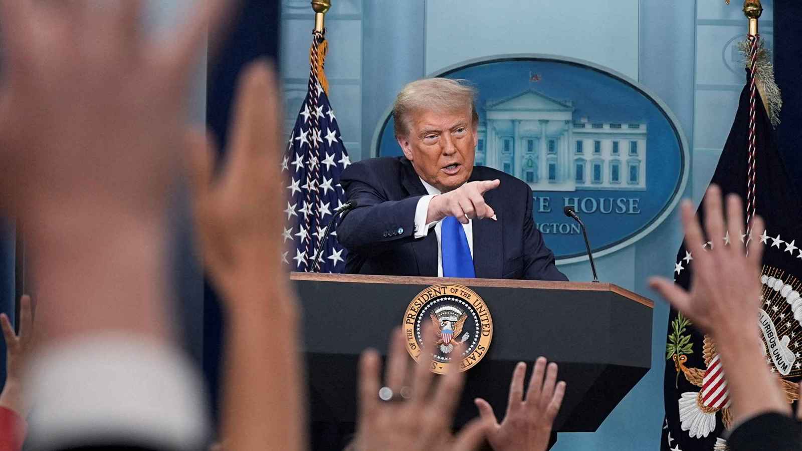 معركتان في وقت واحد.. ترامب يشحذ أسلحته لمواجهة الإعلام وإيران