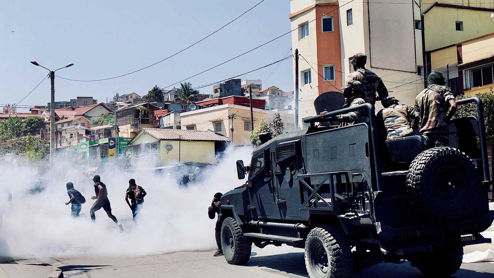 مدغشقر .. "جيل زد" يُسقط الحكومة والرئيس يكتفي بالاعتذار (فيديو وصور)