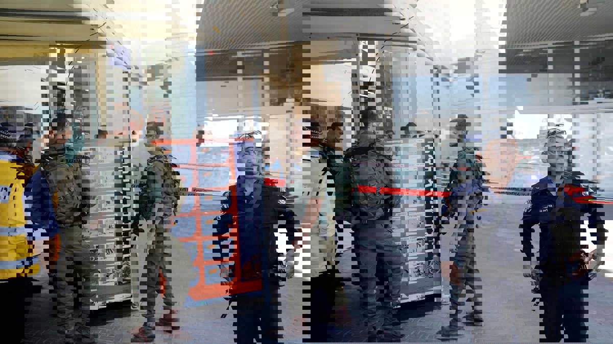 إصابة 4 إسرائيليين بينهم شرطي بعمليات طعن "جنائية" في القدس وحيفا