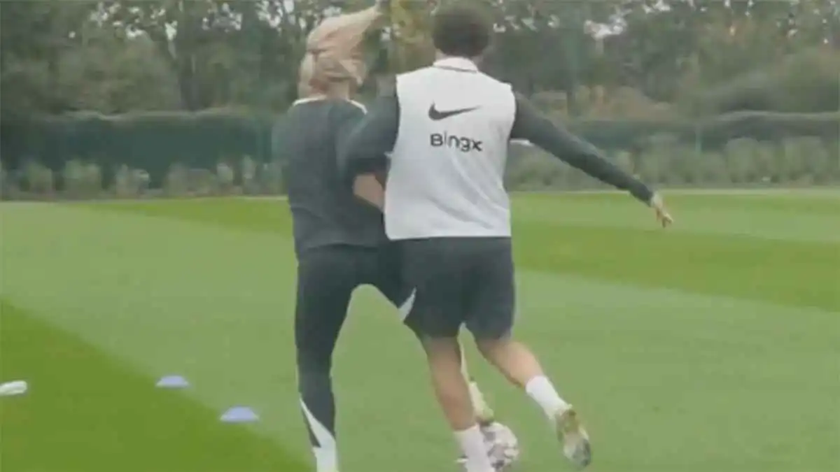 دفعها بقوة.. دييغو كوستا يسقط لاعبة تشيلسي أرضا (فيديو)