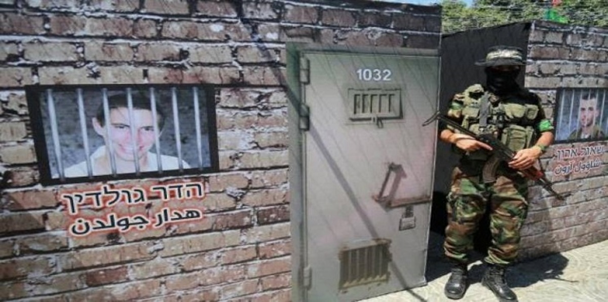 يعلون يستغل ملف جنديين تحتفظ "حماس" بجثمانيهما للعودة للمعترك السياسي