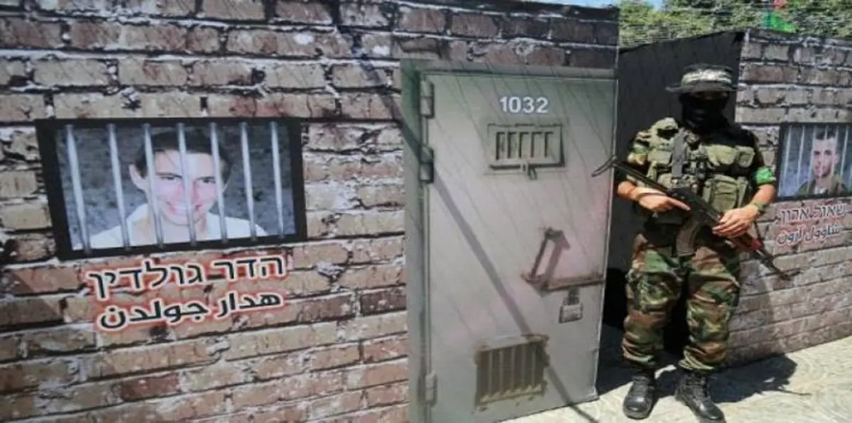 يعلون يستغل ملف جنديين تحتفظ "حماس" بجثمانيهما للعودة للمعترك السياسي