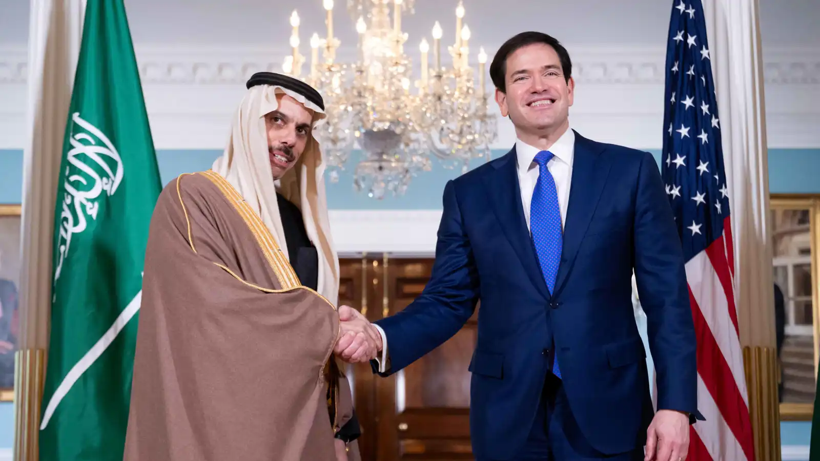 مباحثات سعودية أمريكية لضمان استدامة الملاحة في مضيق هرمز