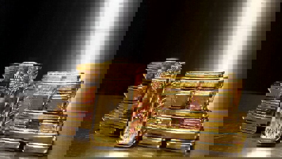 الذهب يهبط أثناء طريقه لتسجيل رابع زيادة أسبوعية