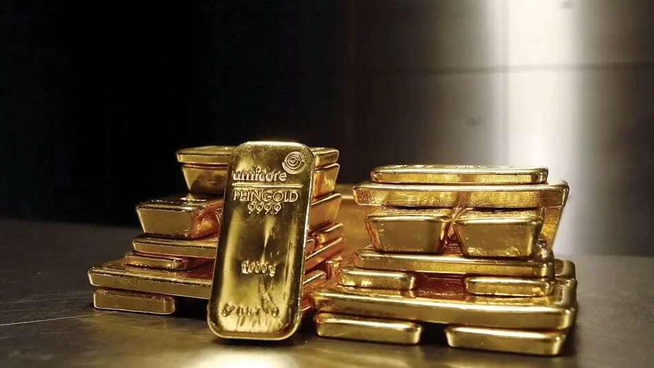 الذهب يهبط أثناء طريقه لتسجيل رابع زيادة أسبوعية