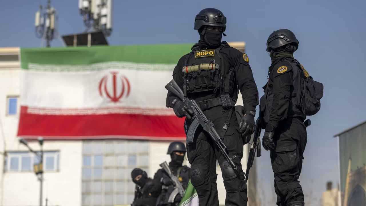 لمنع انتشار فيديوهات الاحتجاجات عالميًا.. إيران تلاحق مستخدمي "ستارلينك"