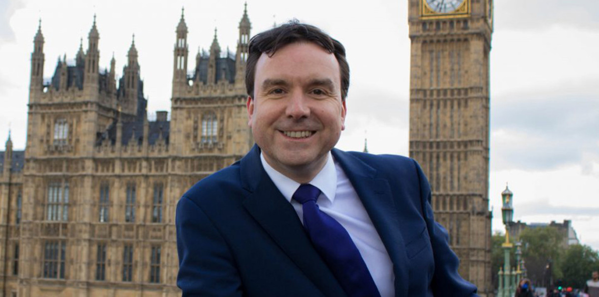 راود فتاتين عن نفسيهما في 2000 رسالة.. فضيحة تطيح بوزير بريطاني متزوج