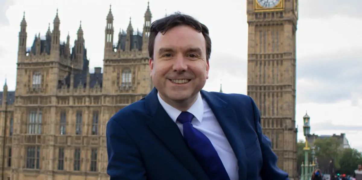 راود فتاتين عن نفسيهما في 2000 رسالة.. فضيحة تطيح بوزير بريطاني متزوج