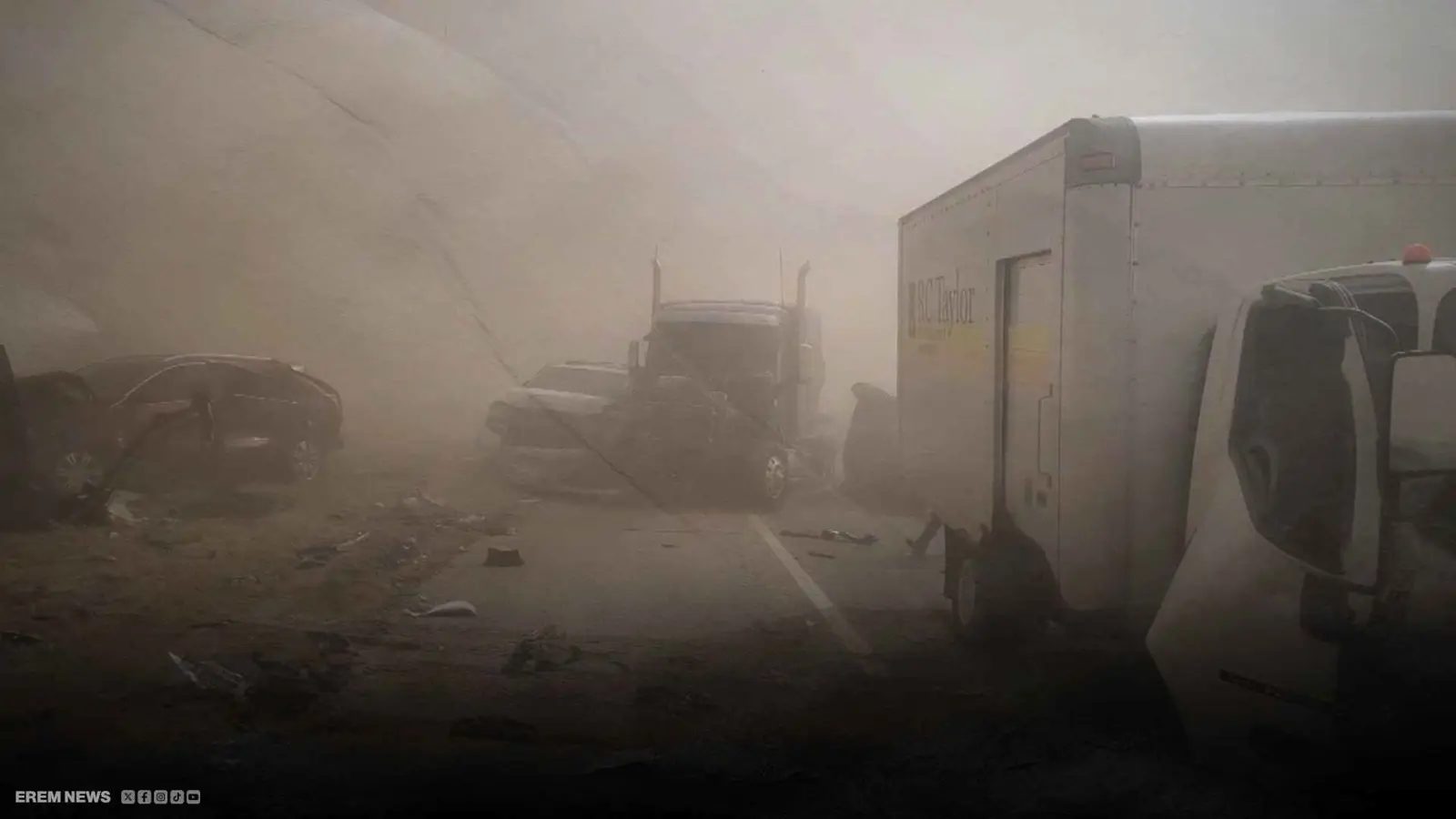 عاصفة هوجاء تتسبب في اصطدام 71 مركبة (فيديو)