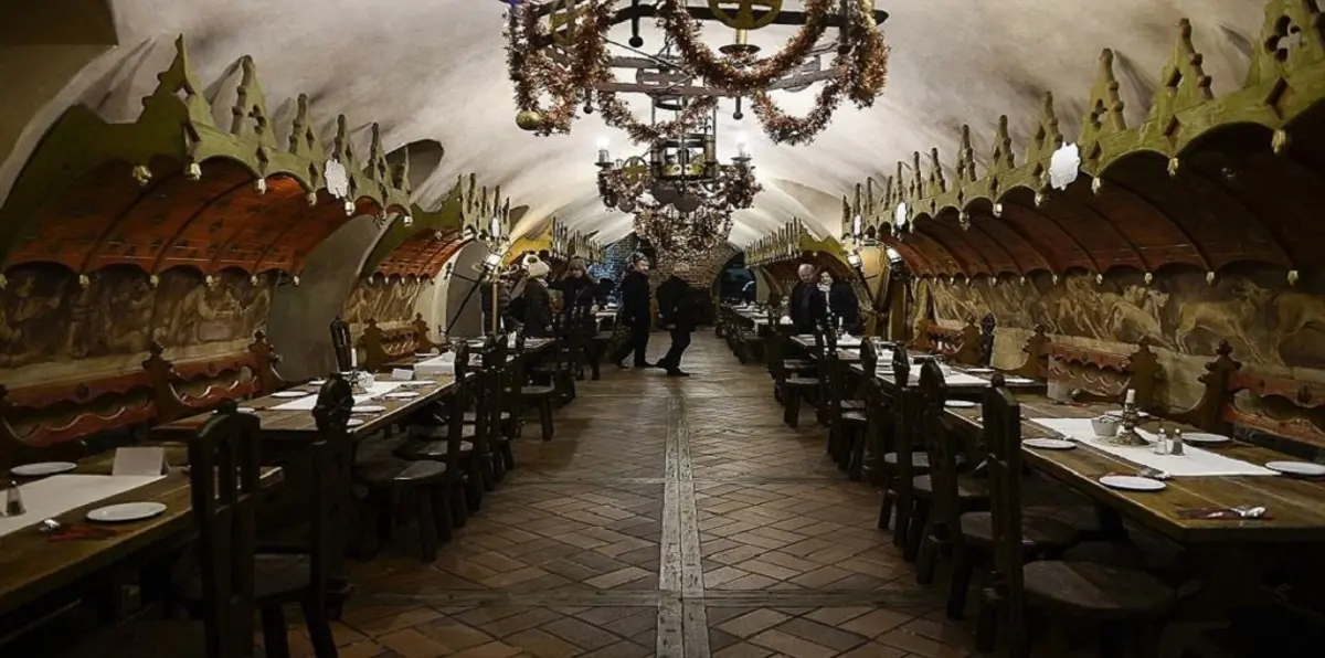 بالصور .. أقدم مطعم في أوروبا عمره أكثر من 700 عام ومبني تحت الأرض
