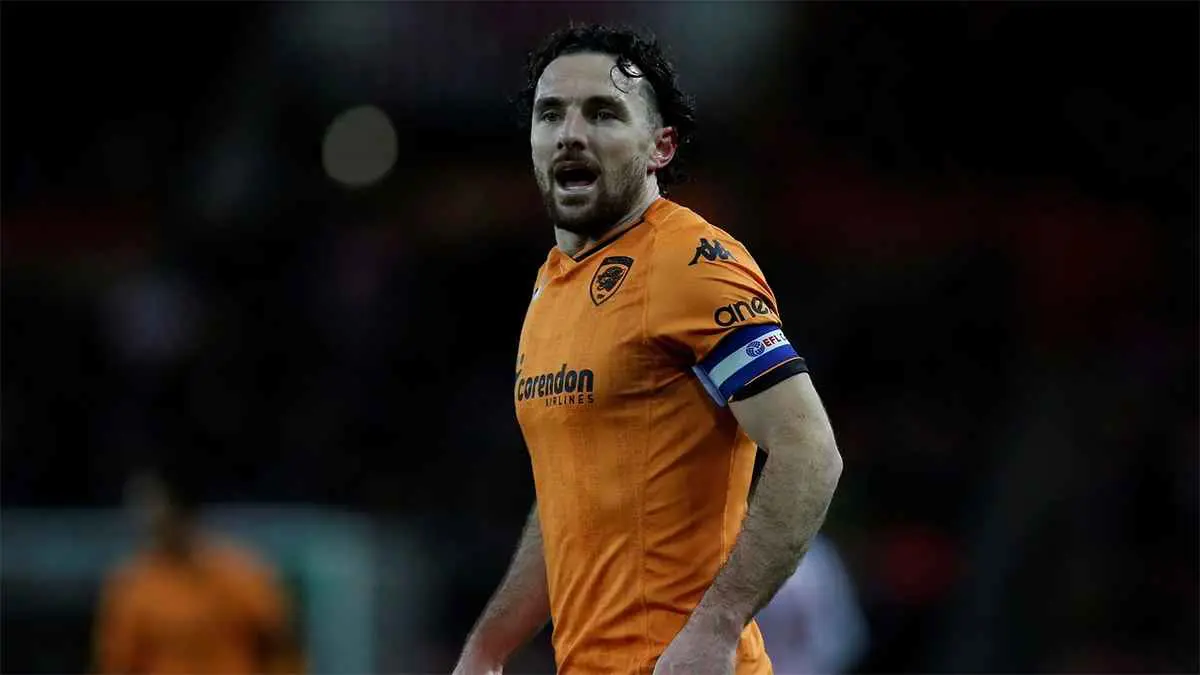 قائد فريق إنجليزي يتورط في مشاجرة شوارع عاريًا (صور)