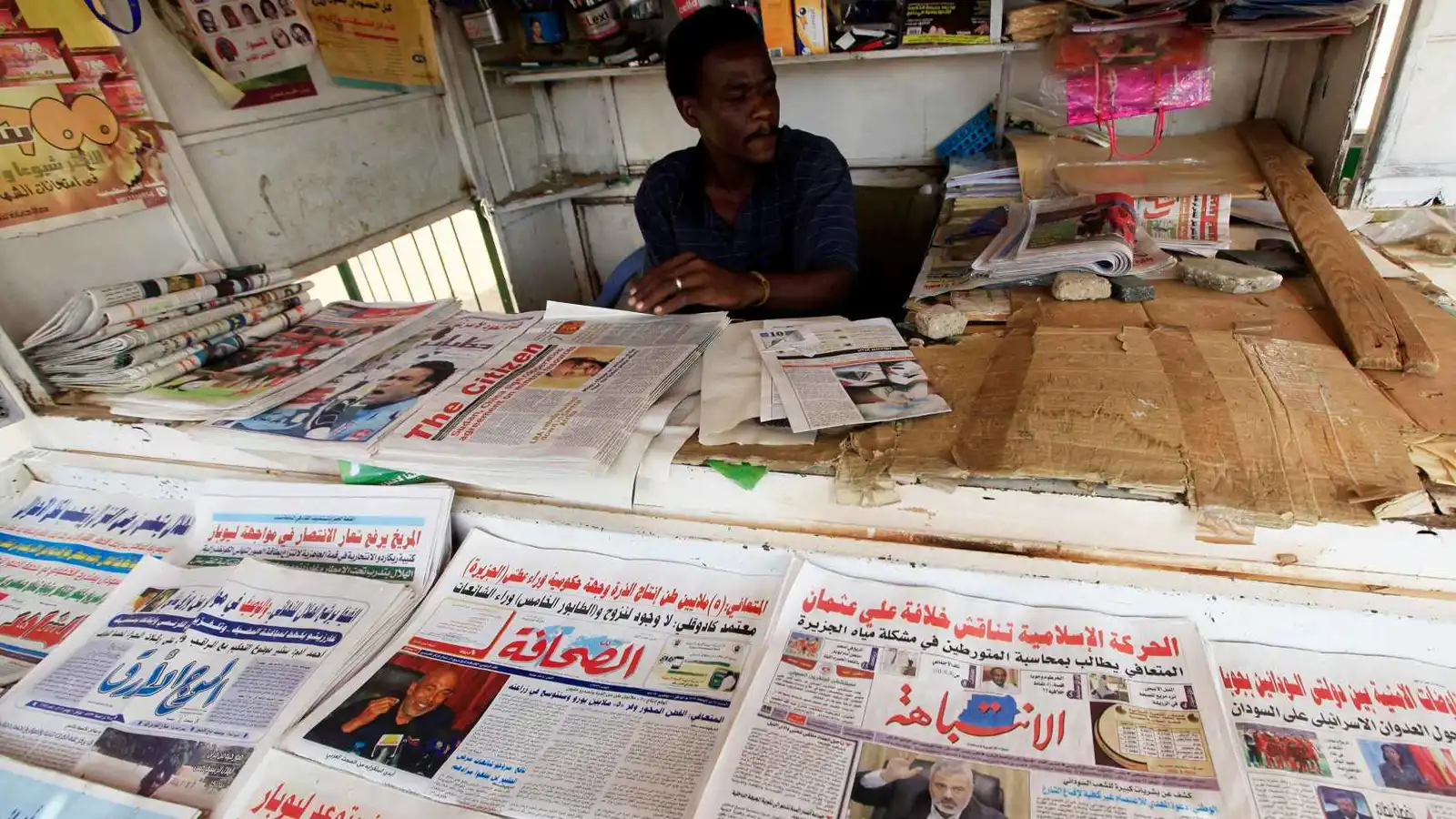 "عسكرة الإعلام".. شهادات صادمة تكشف انتهاكات قوات بورتسودان بحق الصحفيين