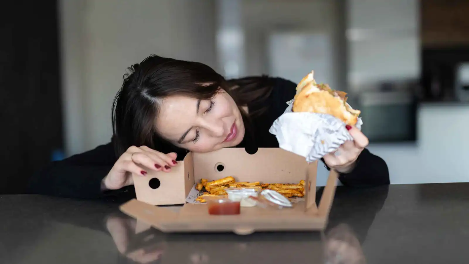 كيف يدفعك الإرهاق إلى طعام يسرّع الشيخوخة؟