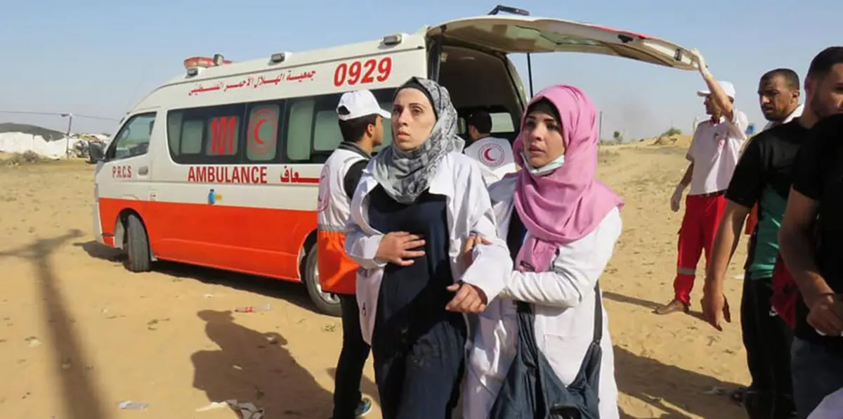 مسعفة فلسطينية تتفاجأ بزوجها مصابًا في مسيرة شرق غزة (صور)