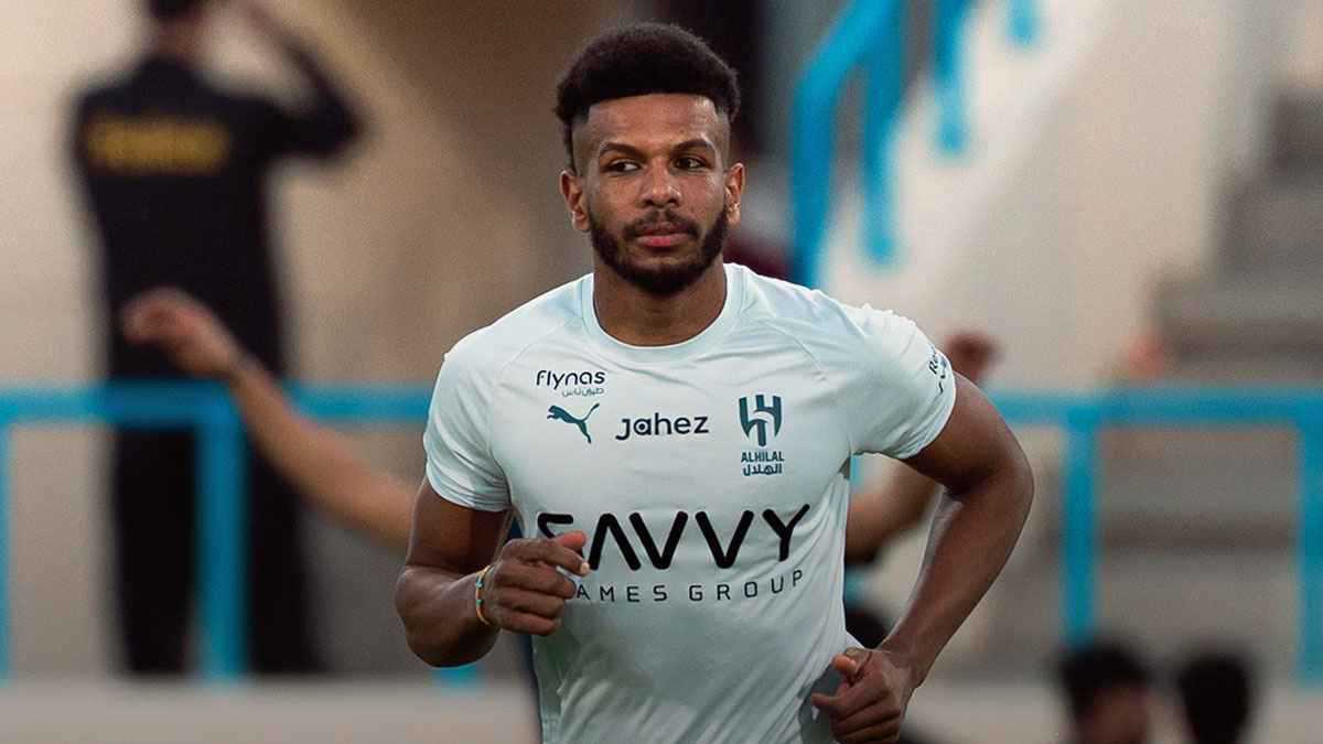 عناق نادر بين علي البليهي وبيتروس قبل مباراة الهلال والأخدود (فيديو)