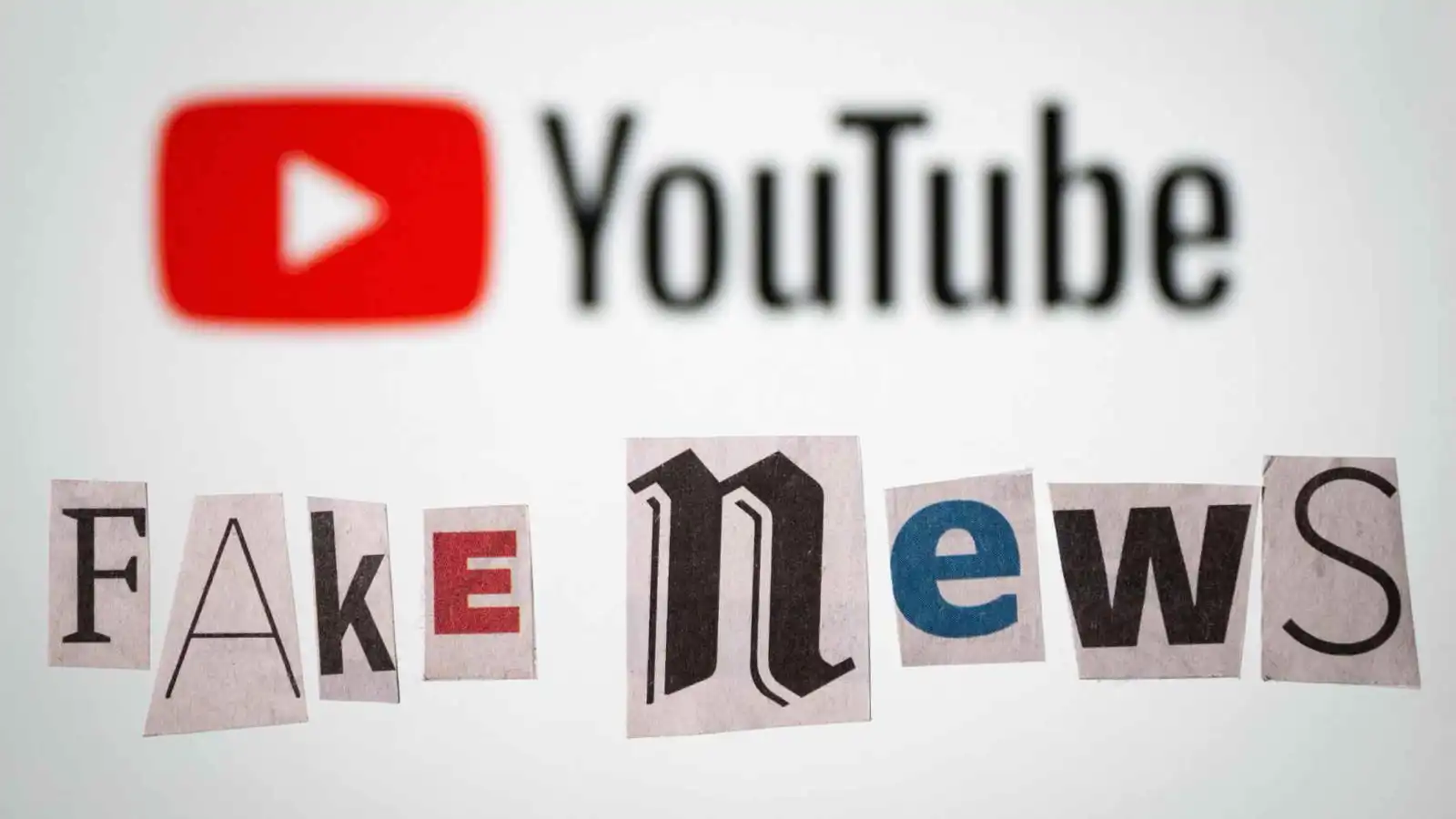 شعار يوتيوب وعبارة "أخبار زائفة"