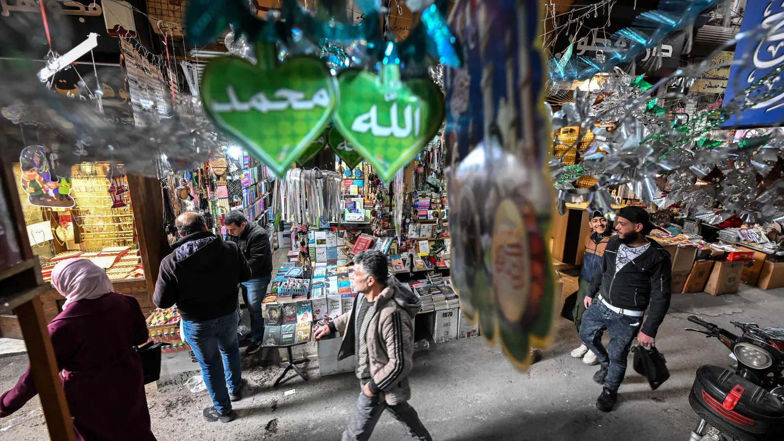 "هدية رمضان".. الشرع يأمر بصرف راتب إضافي