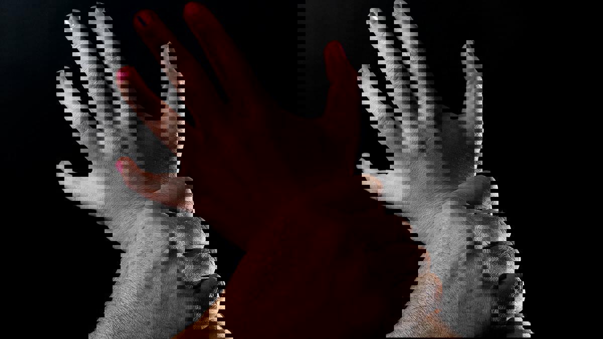 بعد فيديو نشره الجيران .. السلطات السعودية تحقق في حادثة تعنيف أسري بالرياض