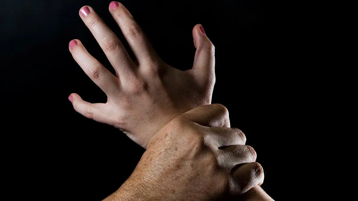 بعد فيديو نشره الجيران .. السلطات السعودية تحقق في حادثة تعنيف أسري بالرياض