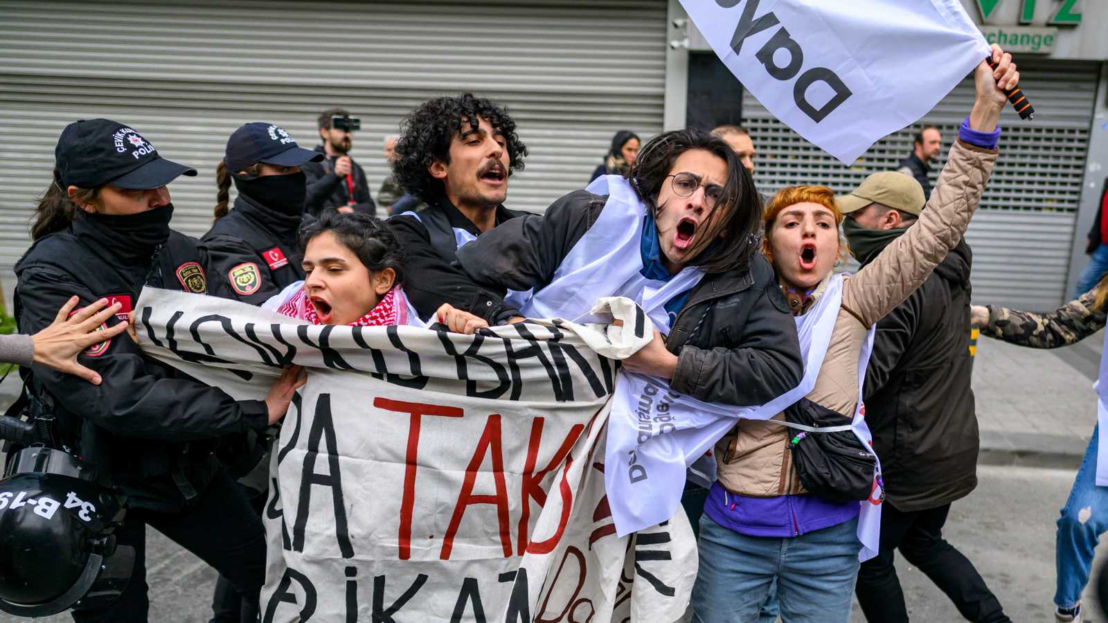 تركيا.. تأجيل الحكم القضائي بشأن حلّ قيادة حزب الشعب الجمهوري