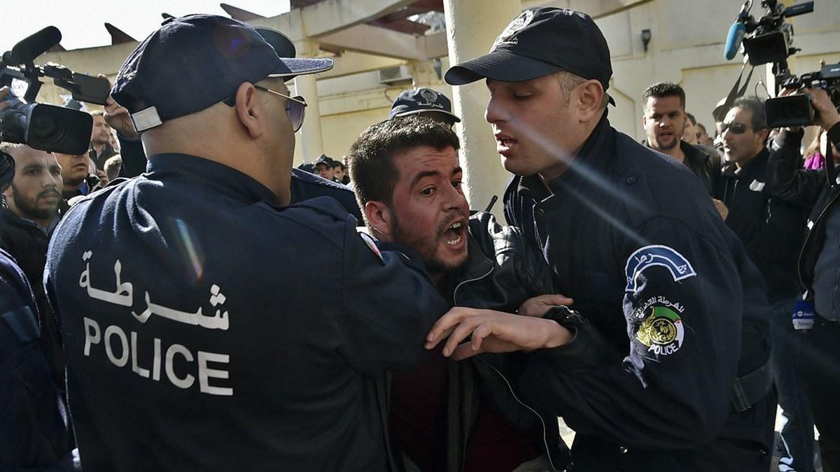 المعارضة الجزائرية تحذر من "ركوب" النظام الحاكم حراك الشارع الرافض لترشيح بوتفليقة