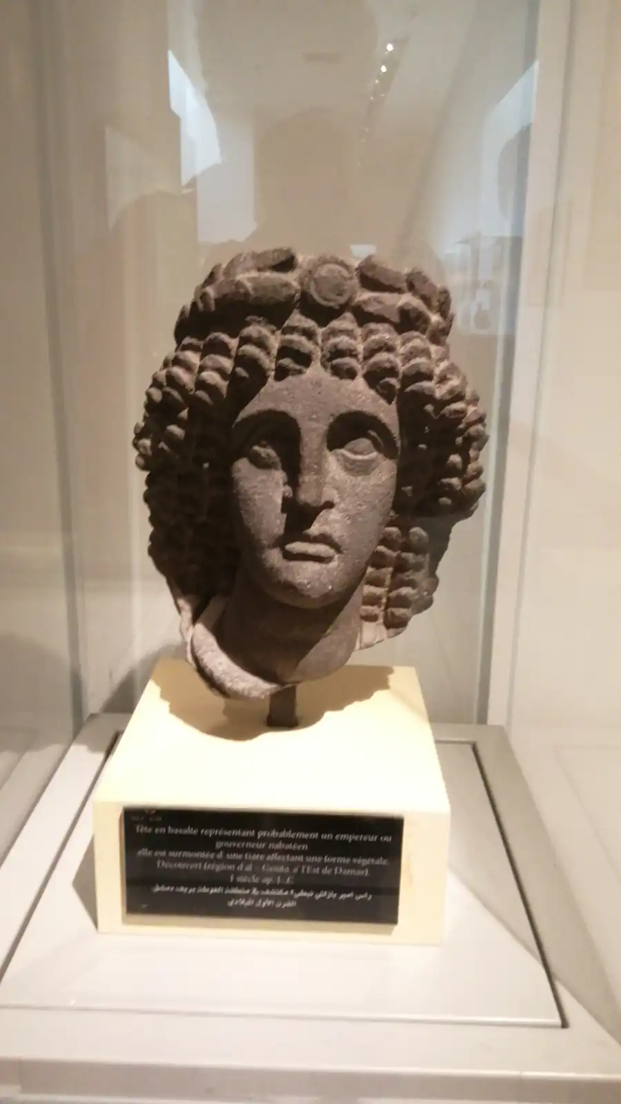 من القطع الأثرية في المتحف الوطني بدمشق