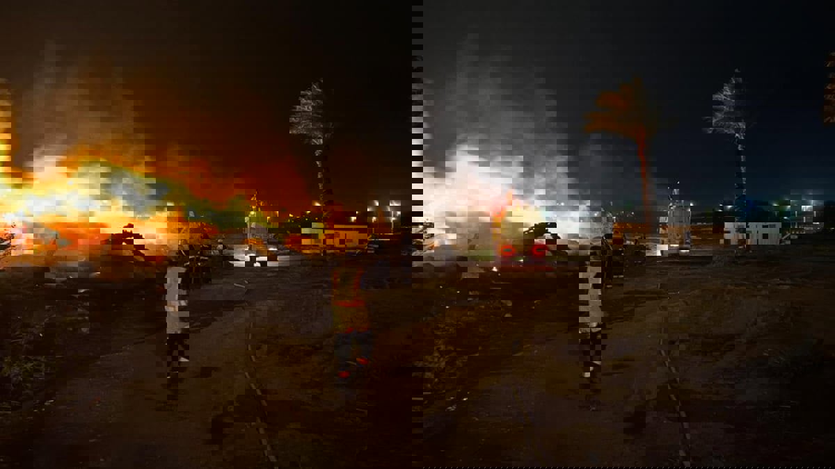 صاعقة تتسبب بحريق كبير خلال عاصفة قوية تضرب المدينة المنورة (فيديو)‎‎