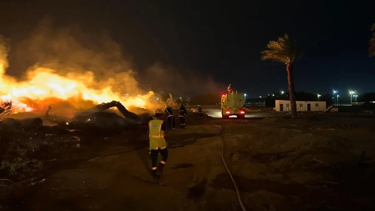 صاعقة تتسبب بحريق كبير خلال عاصفة قوية تضرب المدينة المنورة (فيديو)‎‎
