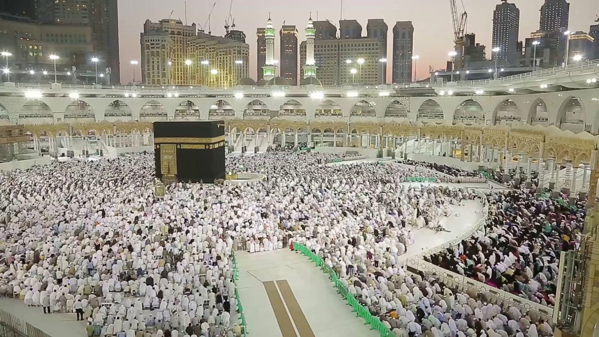 فيديو لمشاجرة بين رجال أمن ومعتمر في الحرم المكي بعد محاولته سحب سلاح أحدهم