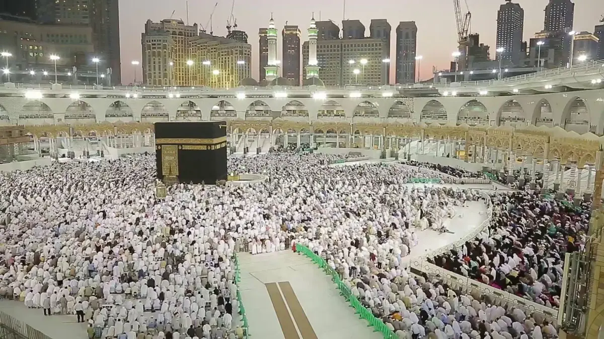 فيديو لمشاجرة بين رجال أمن ومعتمر في الحرم المكي بعد محاولته سحب سلاح أحدهم