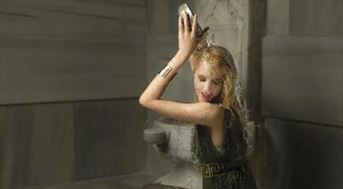 صور.. أشهر نجمة تركية تتواجد وسط المراحيض