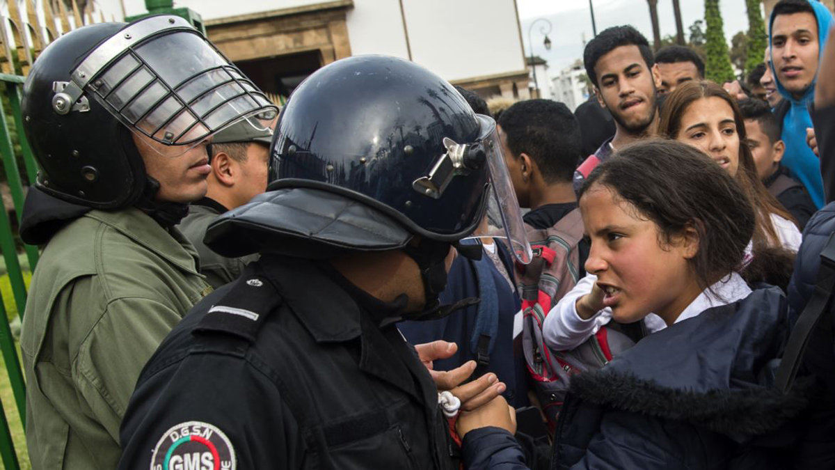 الشرطة المغربية تستخدم خراطيم المياه لتفريق محتجين في الرباط