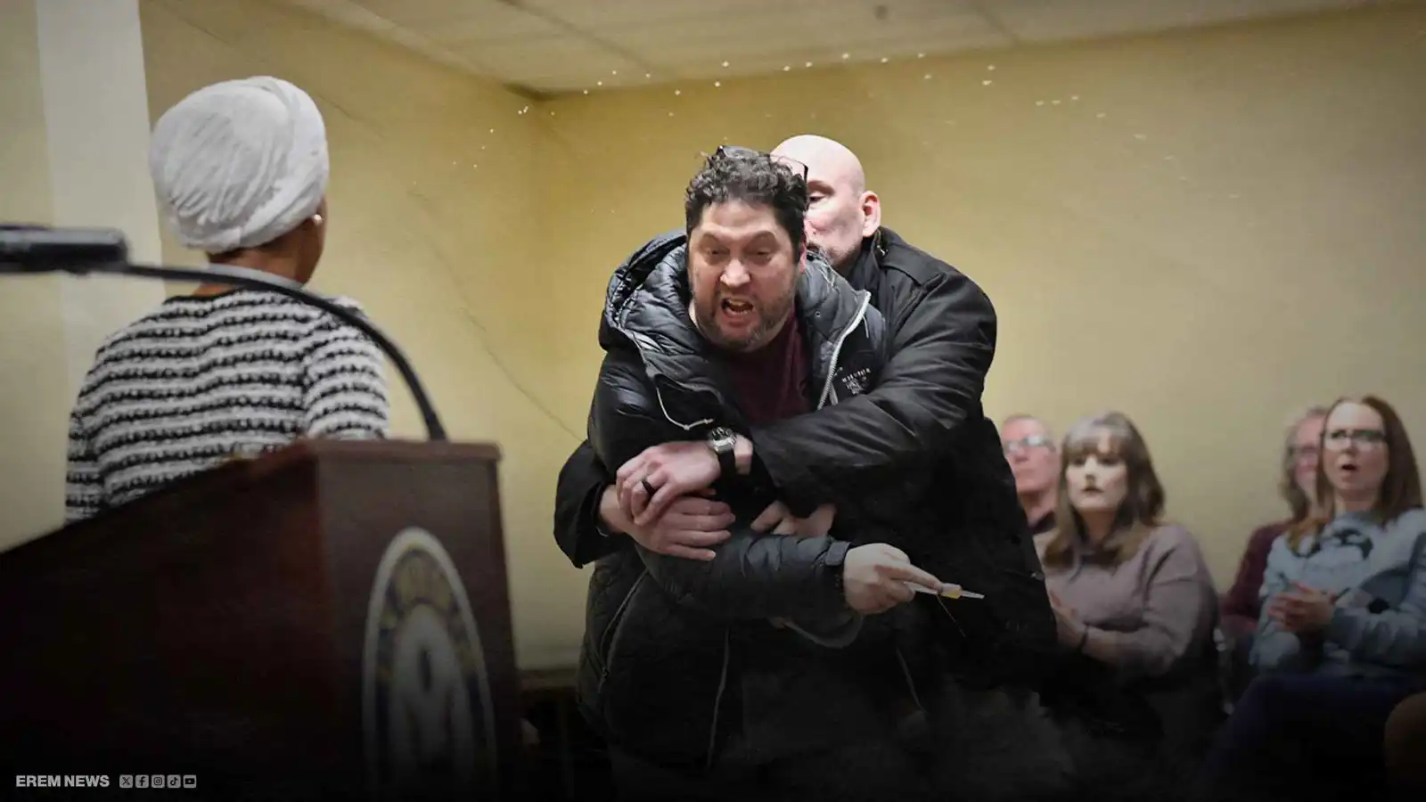 بمادة مجهولة.. رجل يهاجم النائبة إلهان عمر خلال ندوة عامة (فيديو إرم)