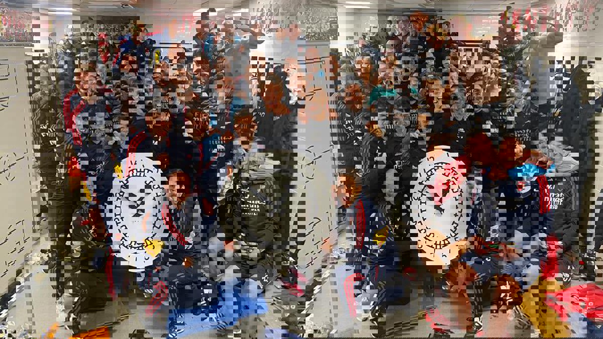 احتفال لاعبي آرسنال وهم يحملون "ساعة ضخمة" يثير جدلا (شاهد)