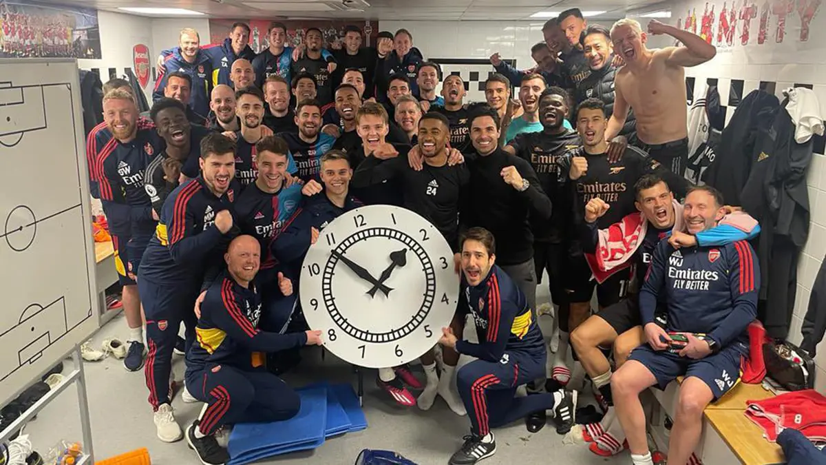 احتفال لاعبي آرسنال وهم يحملون "ساعة ضخمة" يثير جدلا (شاهد)