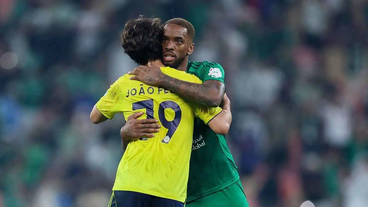 اعتذر للجماهير.. آخر لاعب غادر الملعب بعد خسارة النصر أمام الأهلي (فيديو)