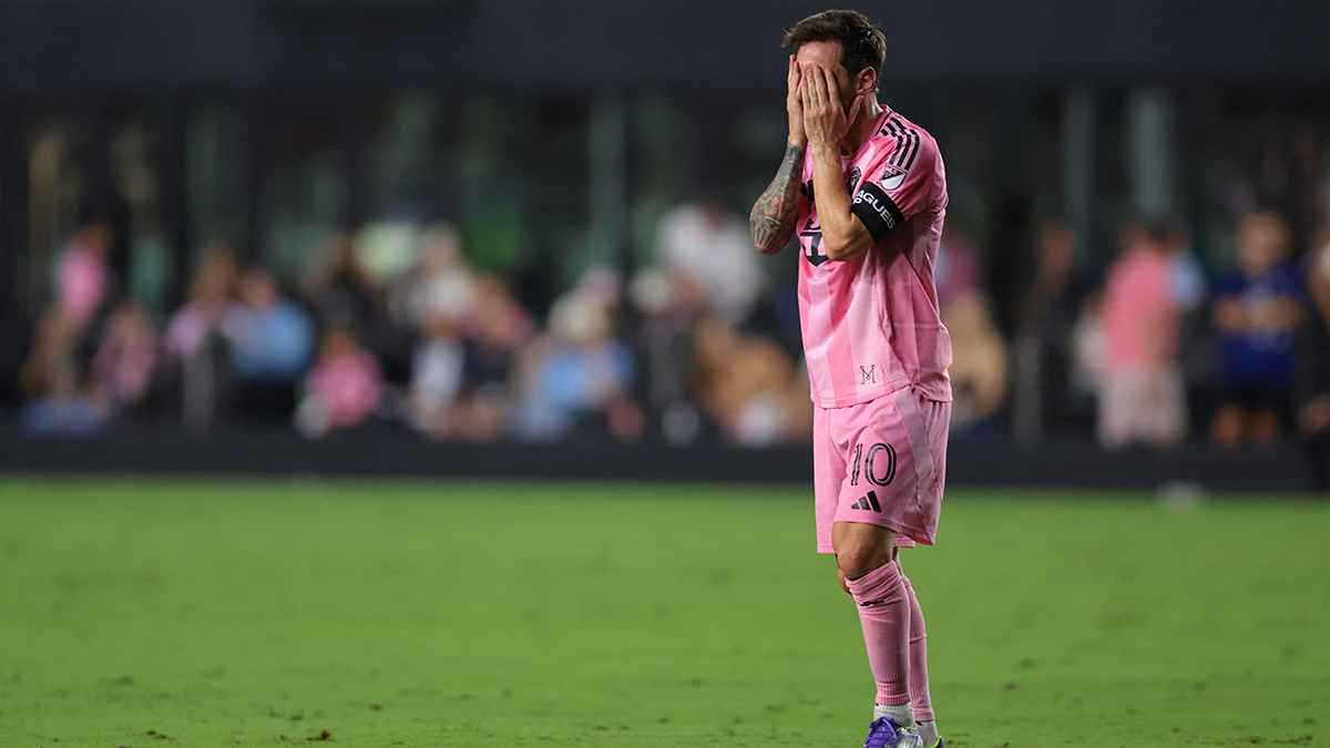 كما فعل رونالدو.. تصرف مثير من ميسي بعد خسارة نهائي كأس الدوريات (صور)