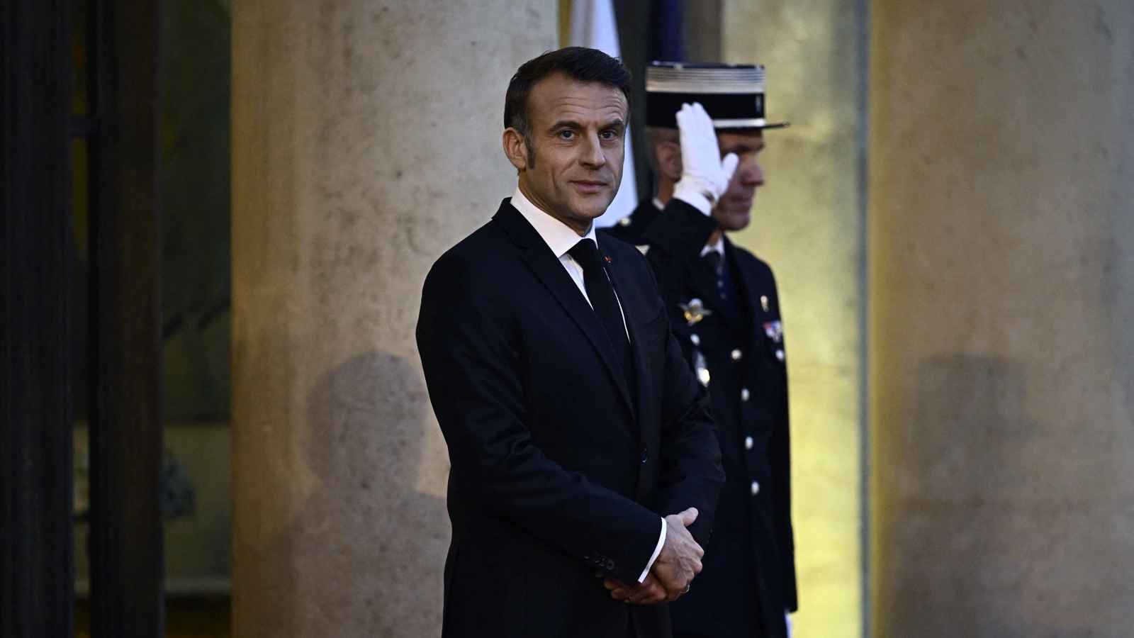 بايرو أم كازنوف؟ ماكرون في مواجهة "اختبار" رئيس الوزراء