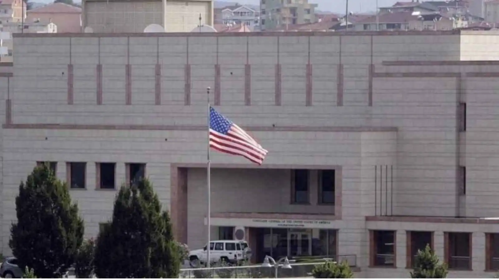 "بسبب الوضع الأمني".. سفارة أمريكا في بيروت تأمر بمغادرة موظفين حكوميين