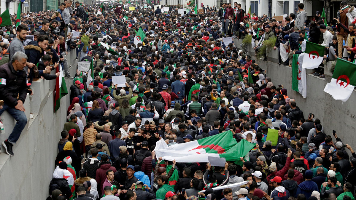 حكومة "إصلاحات بوتفليقة" تقسم الجزائريين وتثير جدلًا دستوريًا