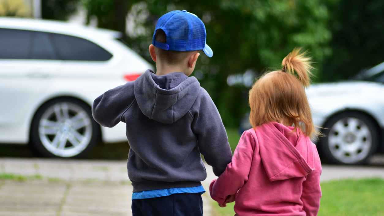 رعاية الإخوة.. متى تتحول إلى عبء؟