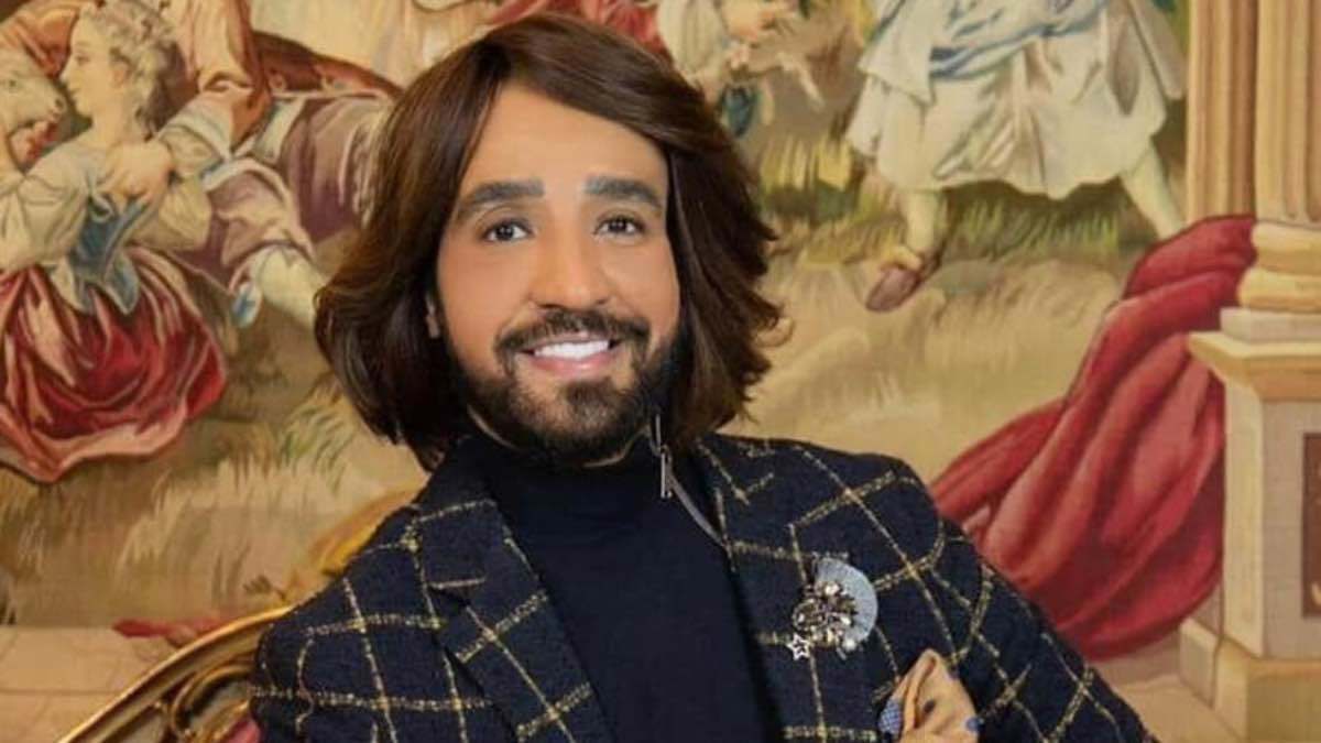 مصمم أزياء مصري يكشف عن "موقف صادم" لوالده (فيديو)