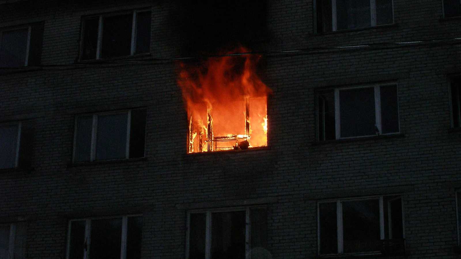 6 مصابين بحريق سببه شاحن هاتف في طوكيو (فيديو)