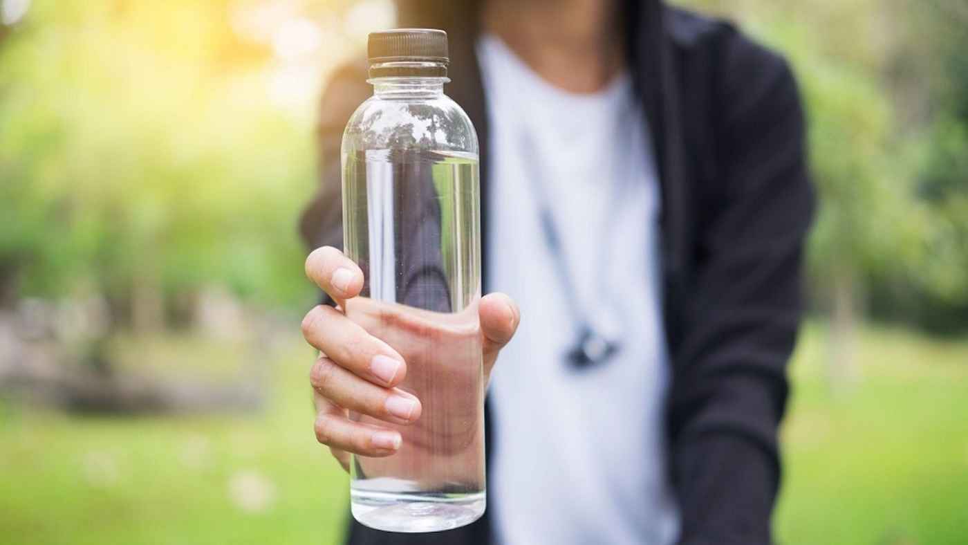 الماء في زجاجتك.. متى يفقد صلاحيته للشرب؟