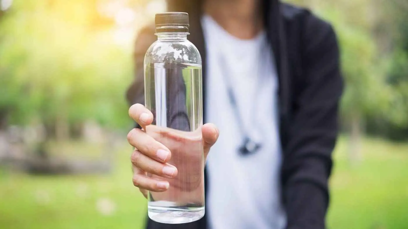 الماء في زجاجتك.. متى يفقد صلاحيته للشرب؟