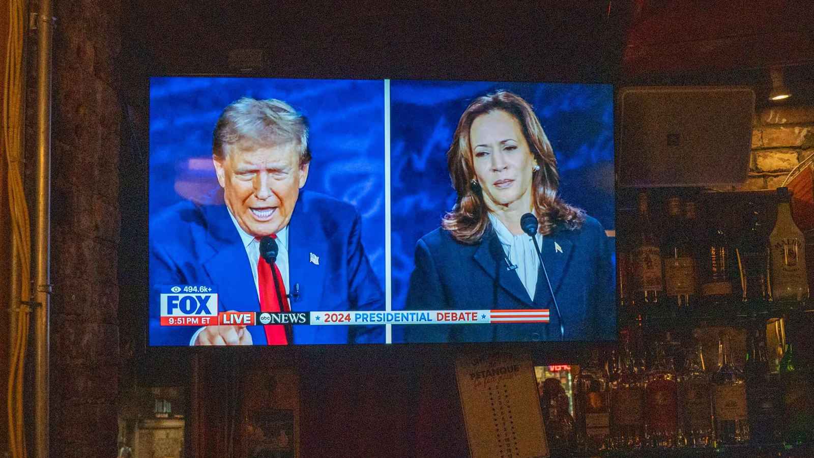 في أحدث استطلاع.. هاريس لا تزال "متقدمة" على ترامب