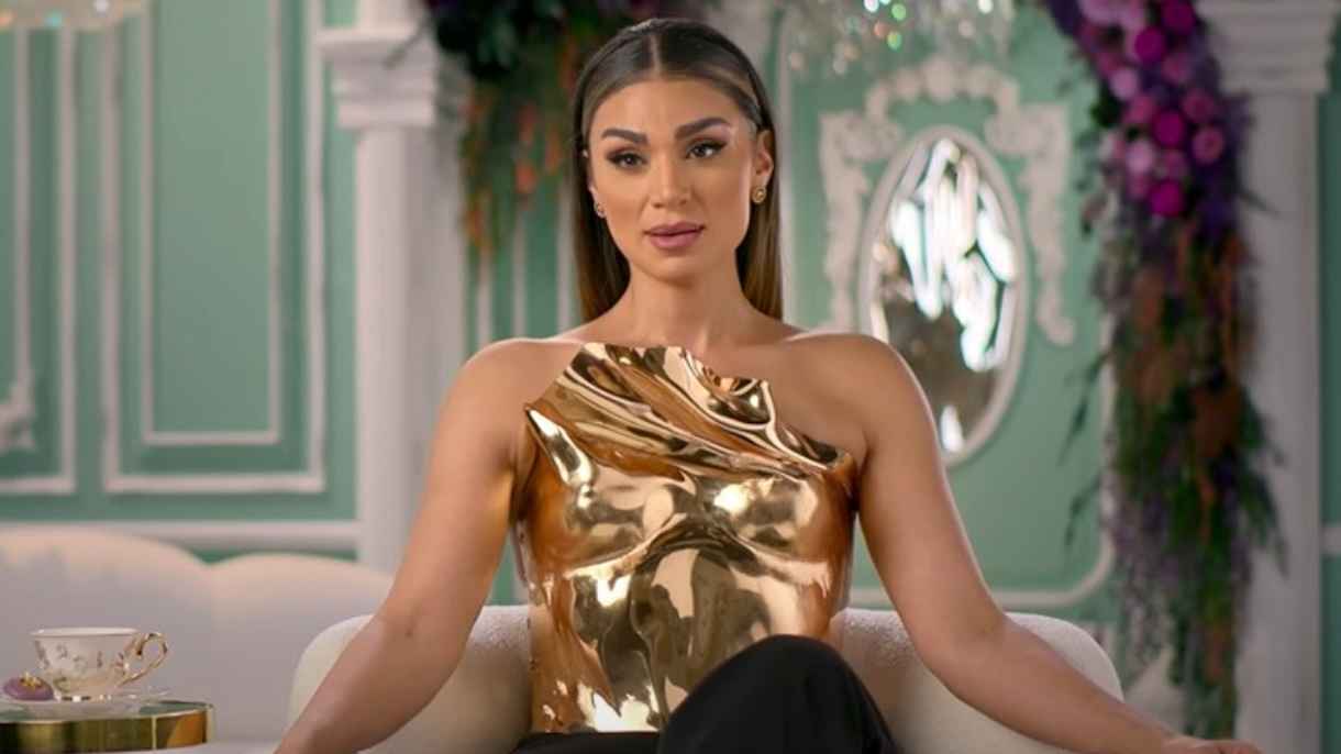 زرافة "دبي بلينغ" تكتسح السوشال ميديا وتصبح حديث المشاهير (فيديو)