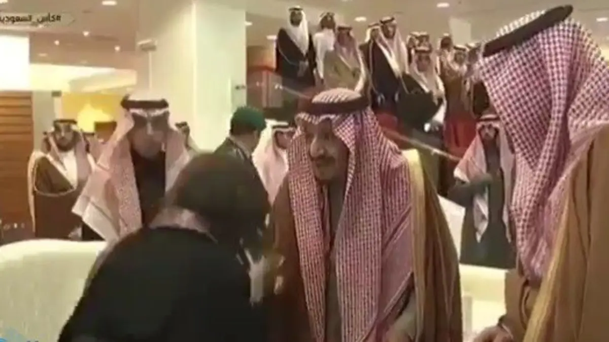 الشيخة الكويتية سارة الفهد تلفت الأنظار في مقطع مع العاهل السعودي.. ما القصة؟