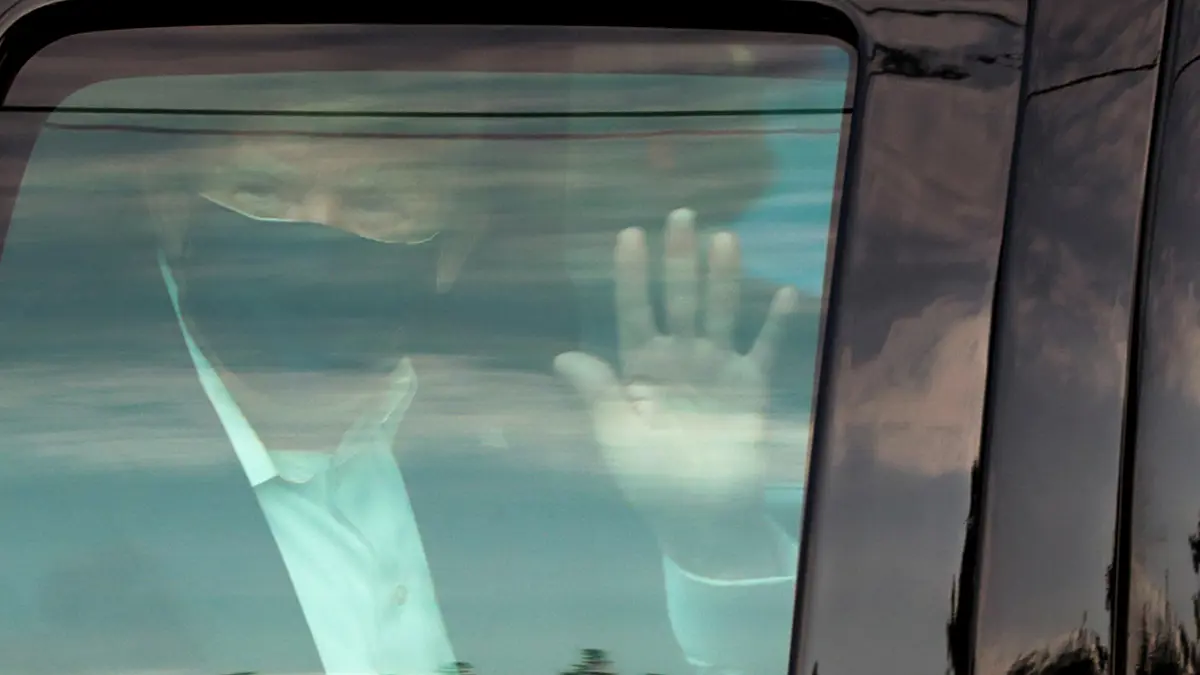 ترامب يعود للمستشفى بعد إلقائه التحية على أنصاره من داخل سيارته (فيديو وصور)